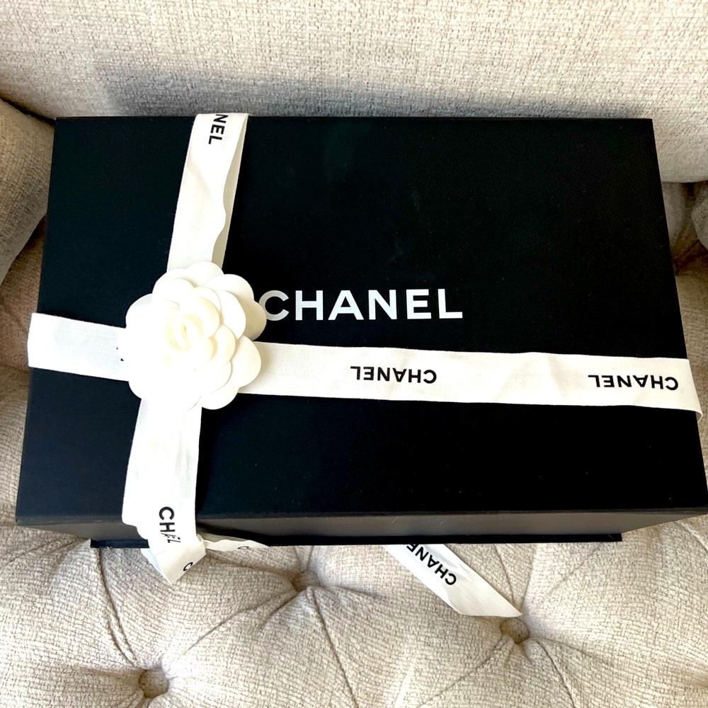 A Classic Caviar Chanel Boy Bag - Picture 10 of 12